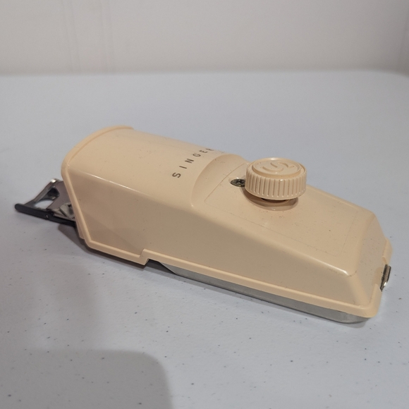 Vintage Singer Buttonholer - Picture 5 of 12